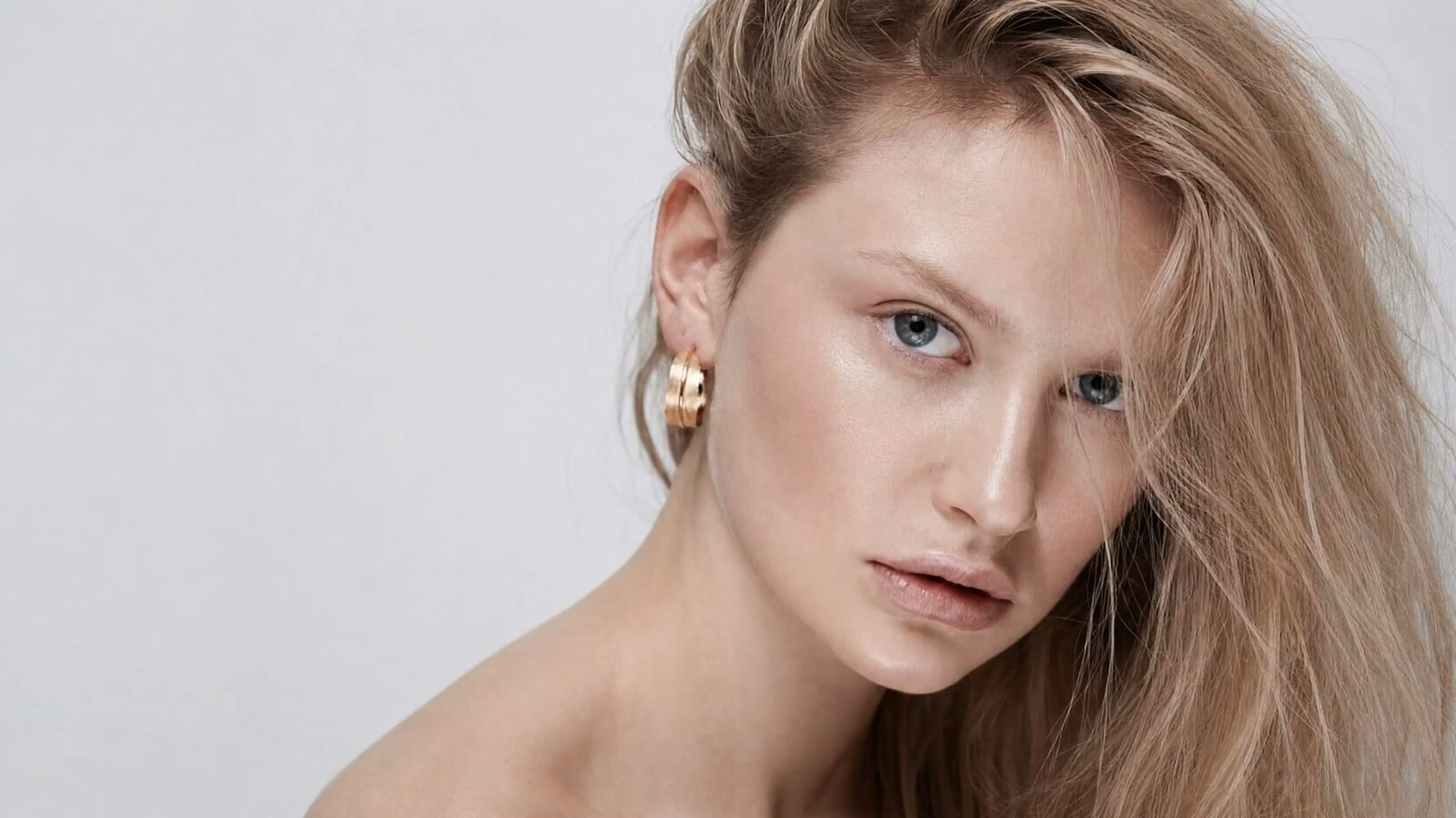 Close portrait of a woman with fair skin and loose blonde hair
